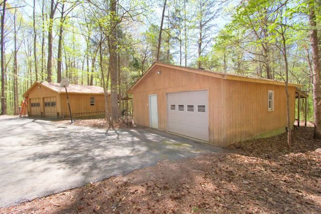 23. Garages, 2 detached