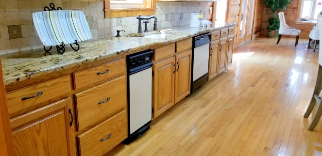 32. Cainets, back splash kitchen